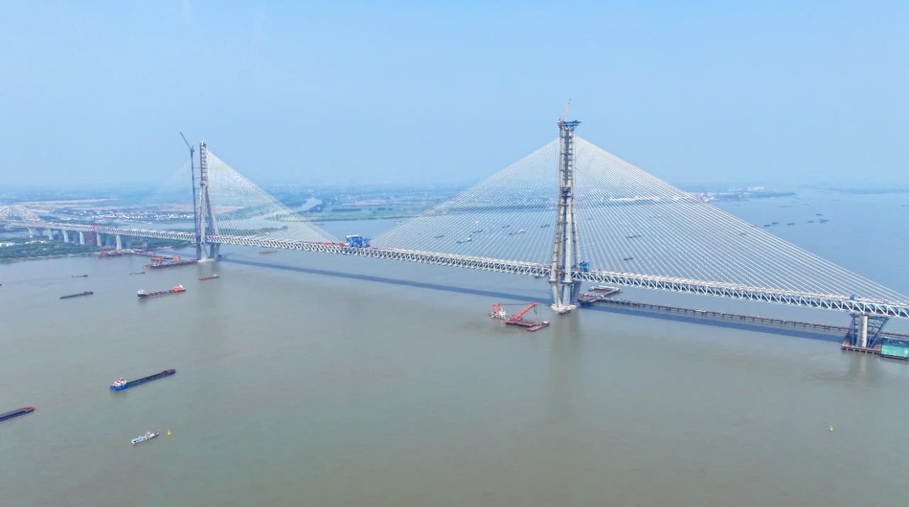刚刚，常泰长江大桥成功合龙，实现全线贯通(图1)