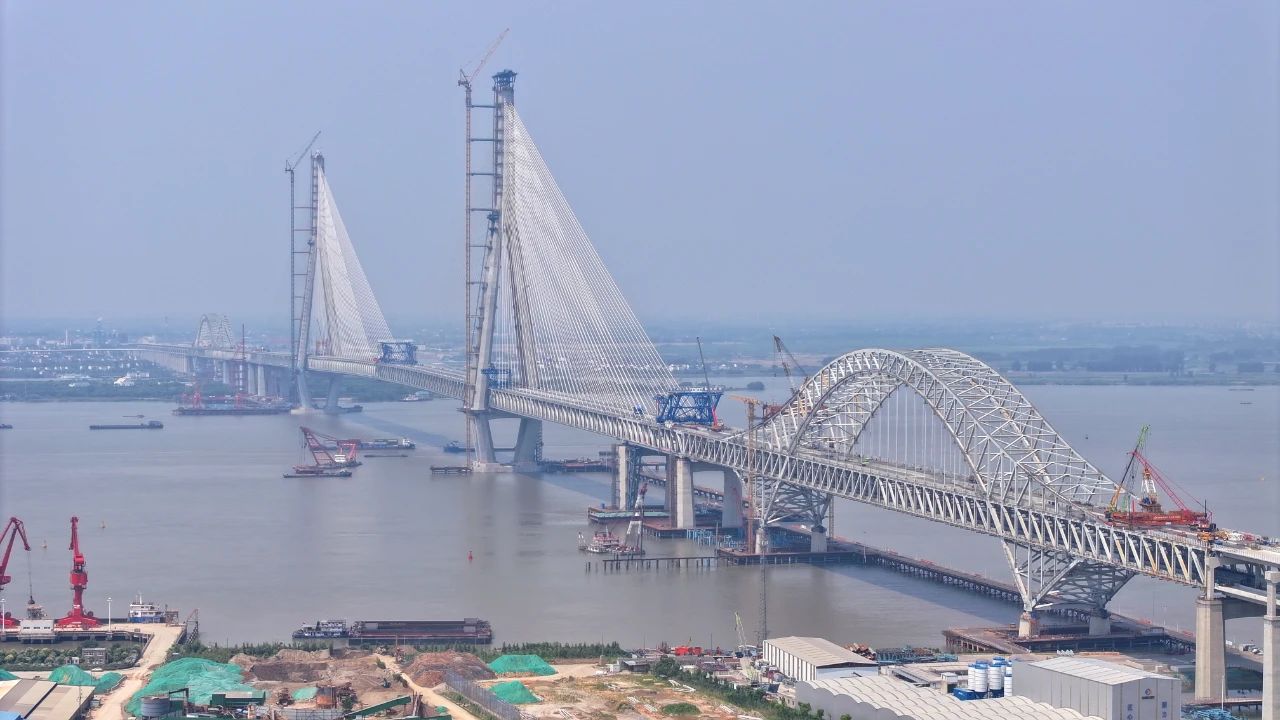 刚刚，常泰长江大桥成功合龙，实现全线贯通(图4)