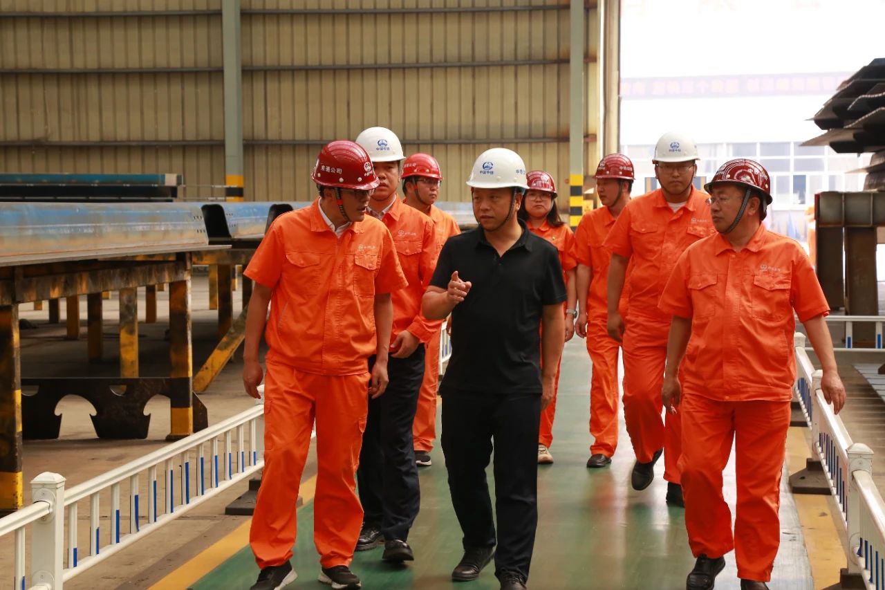 曹东威到中铁山桥南通公司调研并赴一线开展“夏送清凉”活动(图1)