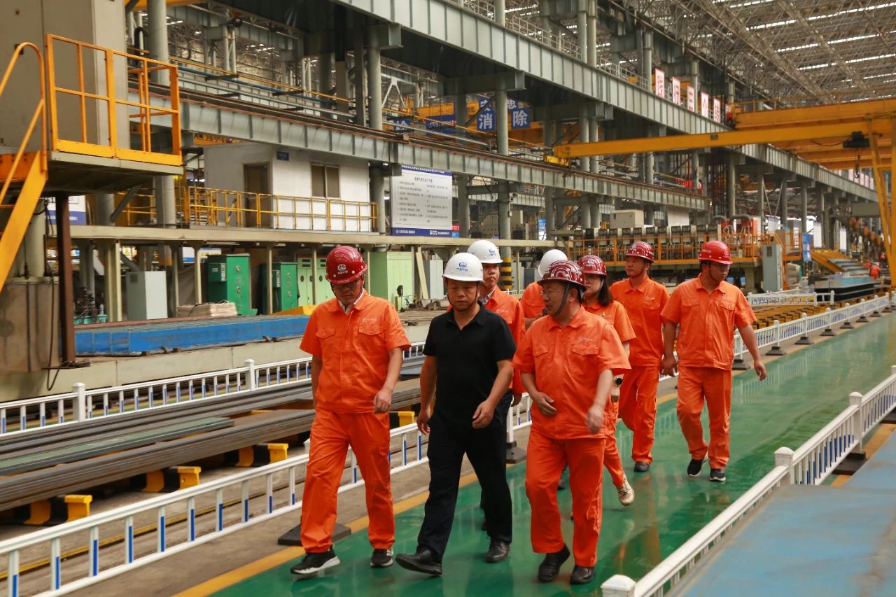 曹东威到中铁山桥南通公司调研并赴一线开展“夏送清凉”活动(图2)