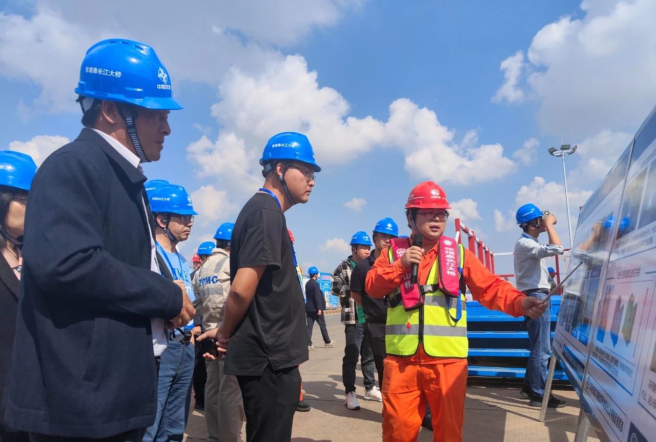 中国公路学会2023学术年会与会人员赴张靖皋长江大桥钢塔现场观摩(图1)