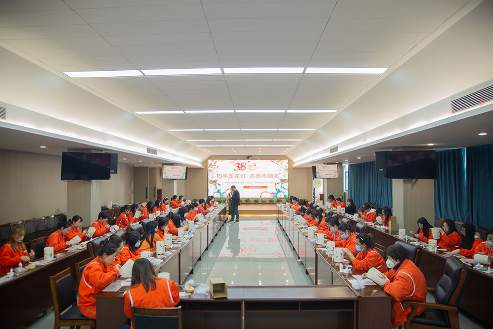 巧手压花灯 点亮巾帼美丨南通公司举办“三八”节创意压花灯活动(图2)